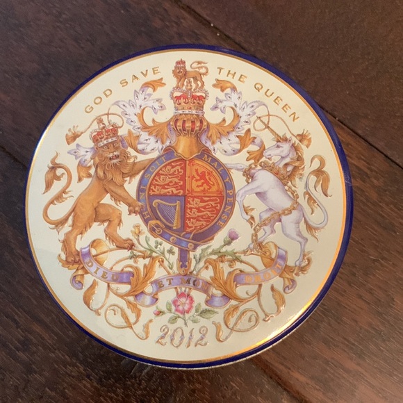 The Royal Collection Mint Tin 2012 commemorating the Queen’s Diamond Jubilee - Picture 2 of 7